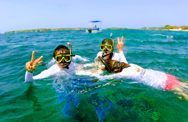 Personas haciendo esnórquel en las aguas del Mar Caribe