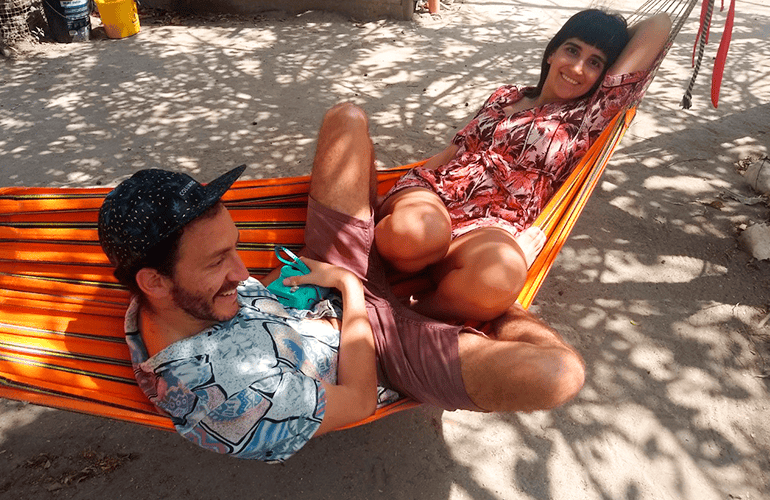 Pareja descansando en una hamaca en Isla Grande, Islas del Rosario