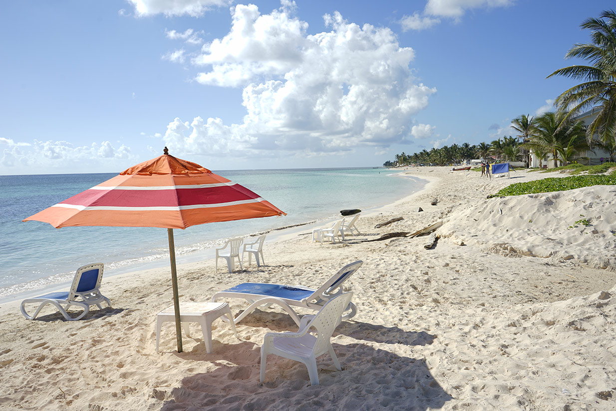 Un parasol sur l'une des plages blanches de San Andrés Isla