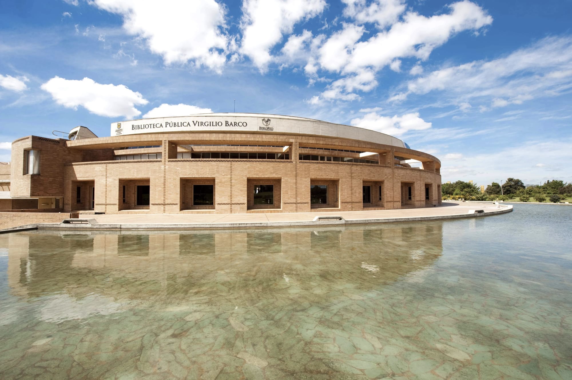 Biblioteca Virgilio Barco, una de las bibliotecas de Colombia que deberías visitar | Colombia Travel