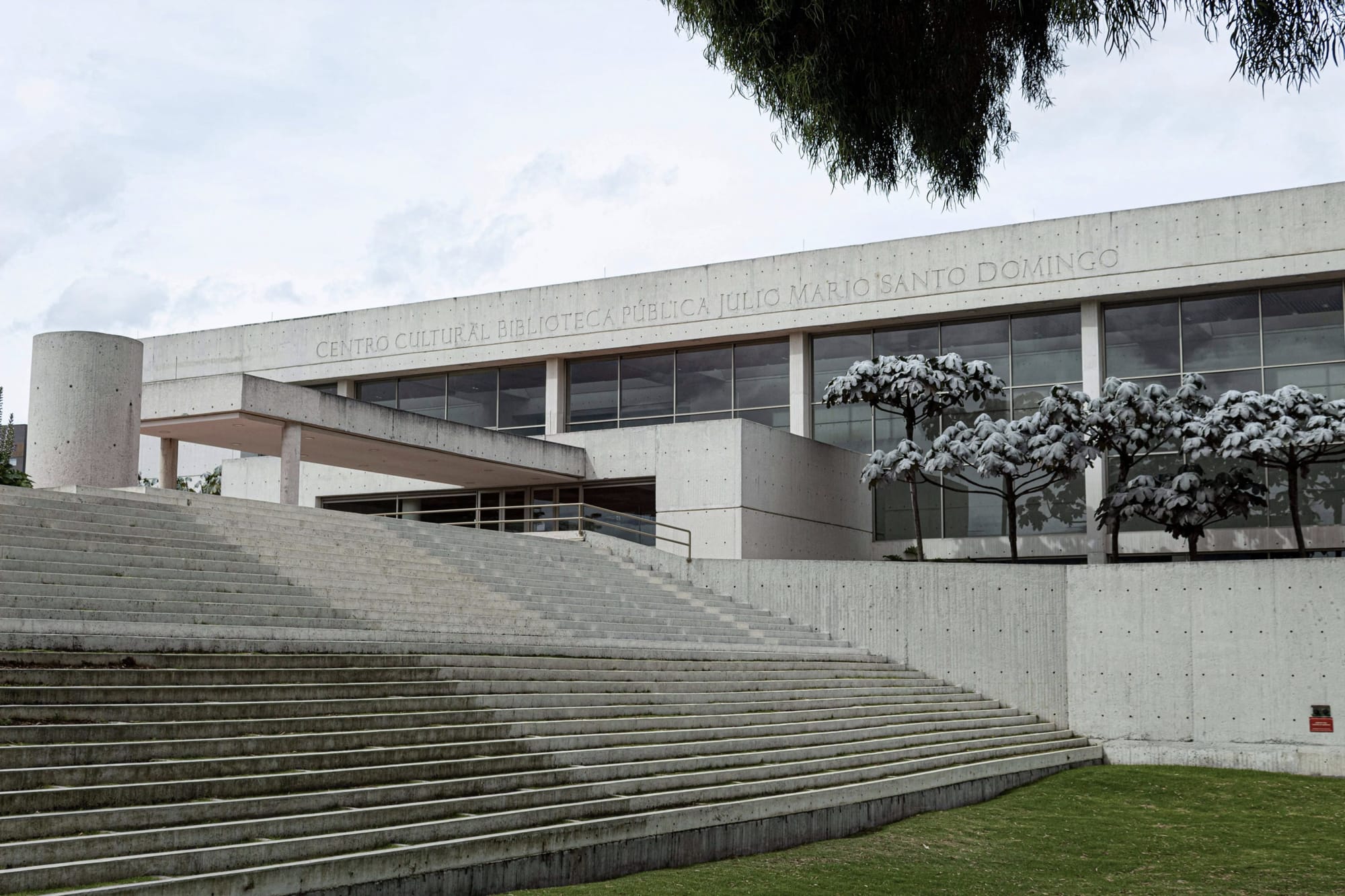 Biblioteca Julio Mario Santo Domingo, una de las bibliotecas de Colombia que deberías visitar | Colombia Travel