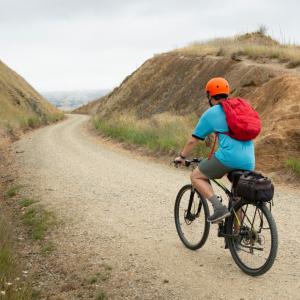 Deportistas practicando el ciclismo de montaña en Colombia.