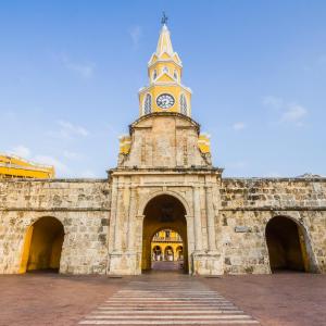 Foto Puerta y la Torre del Reloj