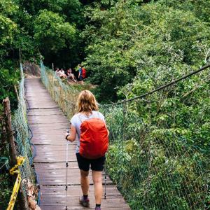 Una turista haciendo senderismo en puente en la Sierra Nevada.