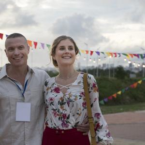 Una pareja de extranjeros da un paseo por las calles de Barranquilla