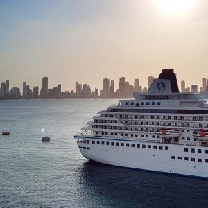 Un crucero navega por las aguas cristalinas de Cartagena Colombia en un día despejado. Chárter náuticos de súper yates y mega yates