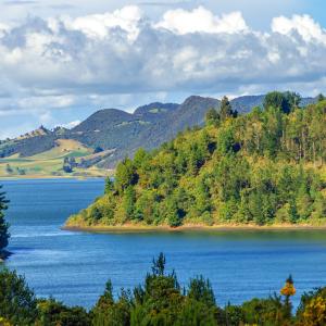 Lago azul en Cundinamarca, rodeado de varios árboles