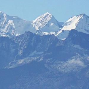 Die Bergspitzen Colón und Bolívar