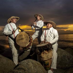 Grupo con tambores en Ciénaga, Magdalena