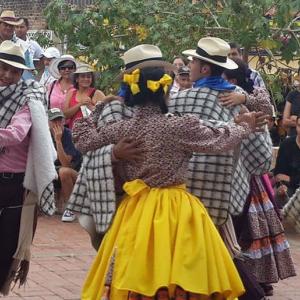 Baile tradicional. Pasillo. Parejas bailando