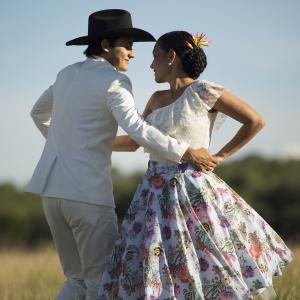 Pareja de bailarines de joropo con trajes típicos