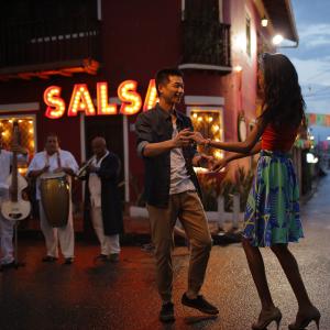 Pareja bailando en una calle de Cali