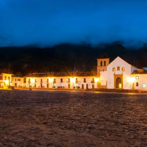 Vista nocturna de la Plaza mayor de Villa de Leyva
