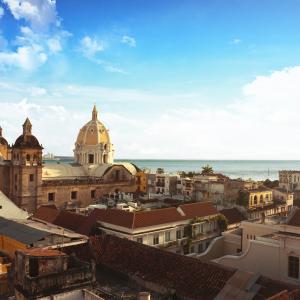 Vista del cielo azul, mar y edificaciones en Cartagena