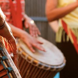 Unas personas tocan instrumentos musicales en el Festival Palenque de San Basilio.