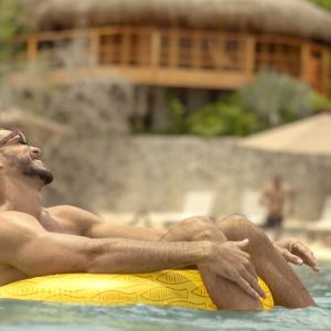 LGBT, DESTINOS LGBT, COMUNIDAD LGBT, PAREJA LGBT EN LA PLAYA