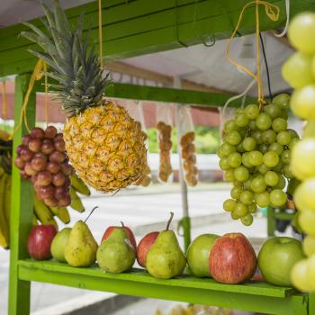 Varias frutas en una de las típicas carretas que hay en las calles de Cali