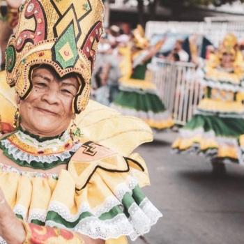 Desfile folclórico en la Fiesta del Mar, Santa Marta, Colombia.