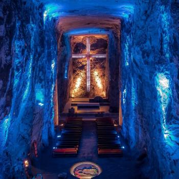 Interior de la Catedral de Sal de Zipaquirá, iluminada de azul con una cruz de fondo