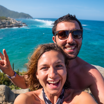 Selfie de una pareja en un viaje de grupo en el Parque Nacional Tayrona - Colombia Travel