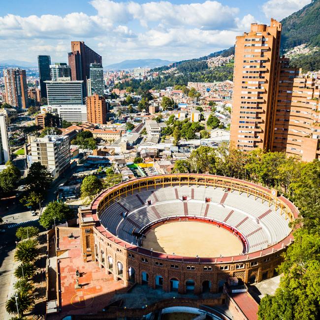 Vista panorámica de la ciudad de Bogotá, un destino que ofrece una amplia gama de actividades LGBT