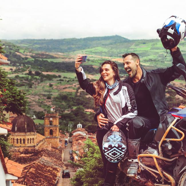 Pareja recorriendo los pueblos patrimonio de Colombia | Colombia Travel