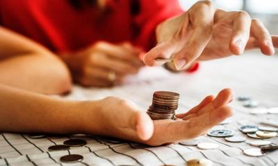 Convertidor de moneda- mano con pesos colombianos